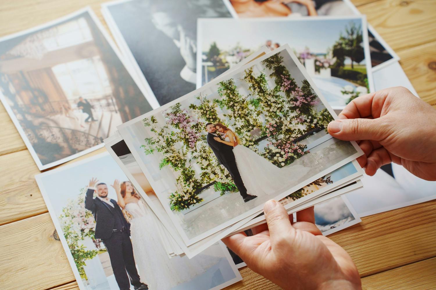 Kädet selaavat häävalokuvia